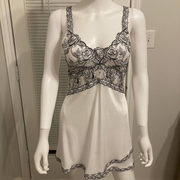 Triumph Sexy Lace Chemise Floral Pattern Sz 34B - Picture 1 of 9